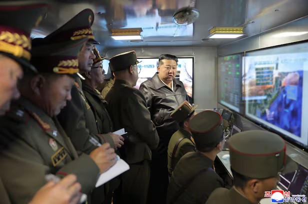 Nhà lãnh đạo Triều Tiên Kim Jong Un thị sát vụ phóng tên lửa hôm 19/4/2026. Ảnh: KCNA