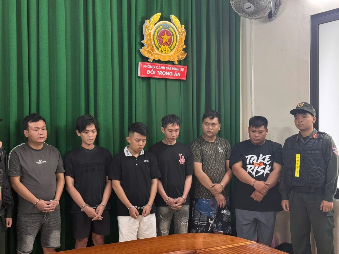 tu_trai_sang_dan_huy_thanh_dat_hoang_lam_.jpg