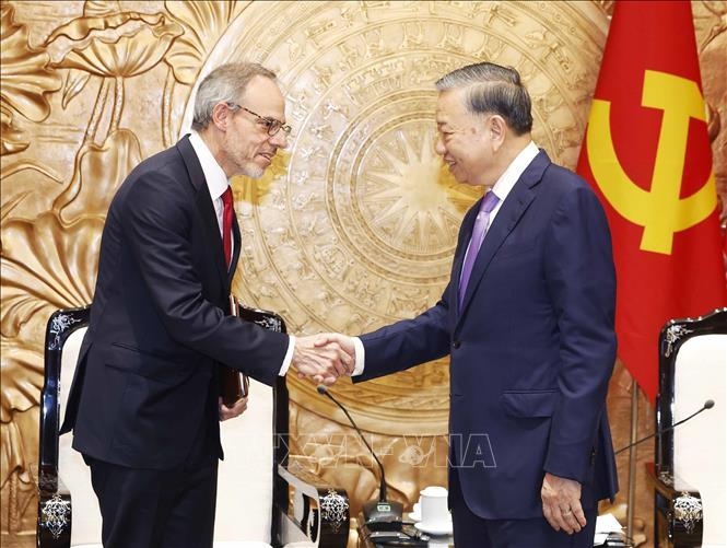 vna_potal_tong_bi_thu_chu_tich_nuoc_to_lam_tiep_pho_chu_tich_cap_cao_giam_doc_phap_ly_va_quan_he_toan_cau_tap_doan_amazon__stand.jpg