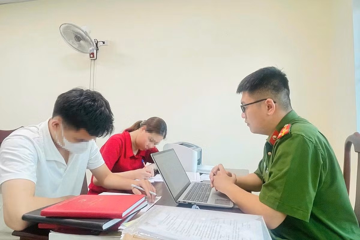 vo_c.l._va_nguyen_t.b._tai_co_quan_cong_an_anh_caht.jpg