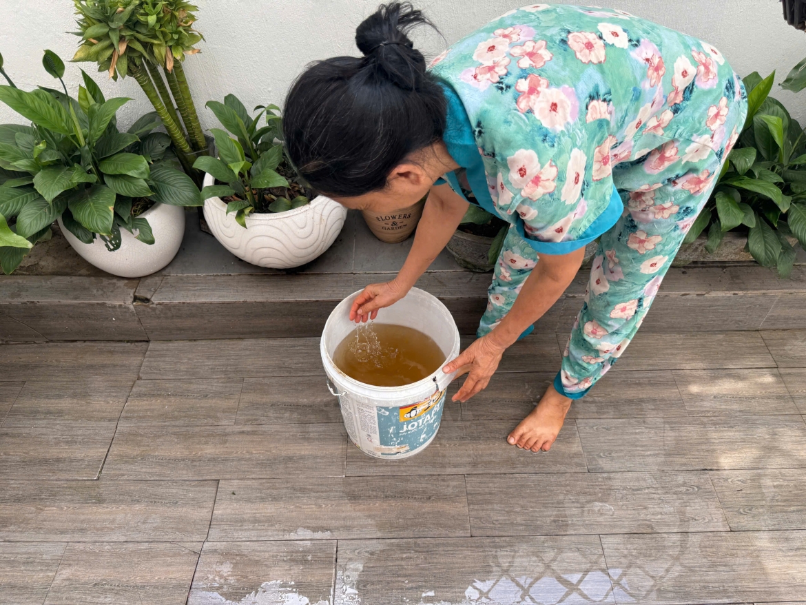 Người dân ở khu dân cư Lập Phúc, Phước Kiển từ 20.5 đến nay phải chịu cảnh sống chung với nước đục, bẩn, vàng khè