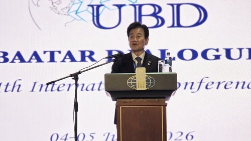 Ông Chung Dong-young có bài phát biểu đặc biệt tại Diễn đàn Đối thoại Ulaanbaatar lần thứ 11 ở Mông Cổ - Ảnh_ Yonhap News.jpg