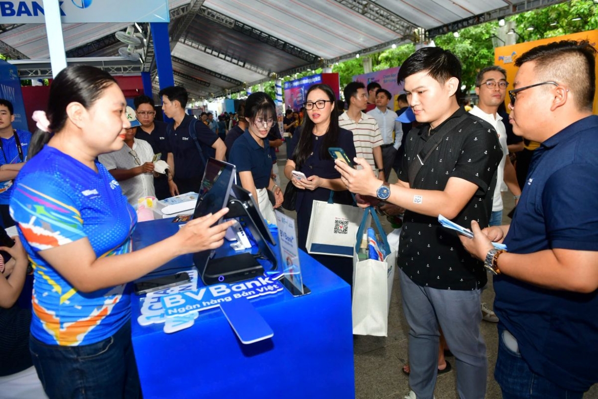 .6-6_nguoi_dan_trai_nghiem_dich_vu_tai_chinh_so_anh_btc.jpg