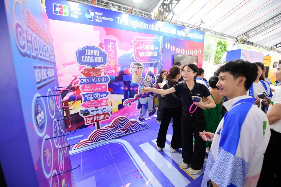 .nguoi_dan_trai_nghiem_cac_san_pham_thanh_toan_so_tai_le_hoi_tai_chinh_so_tai_pho_di_bo_nguyen_hue_tp.hcm_anh_quang_dinh.jpg