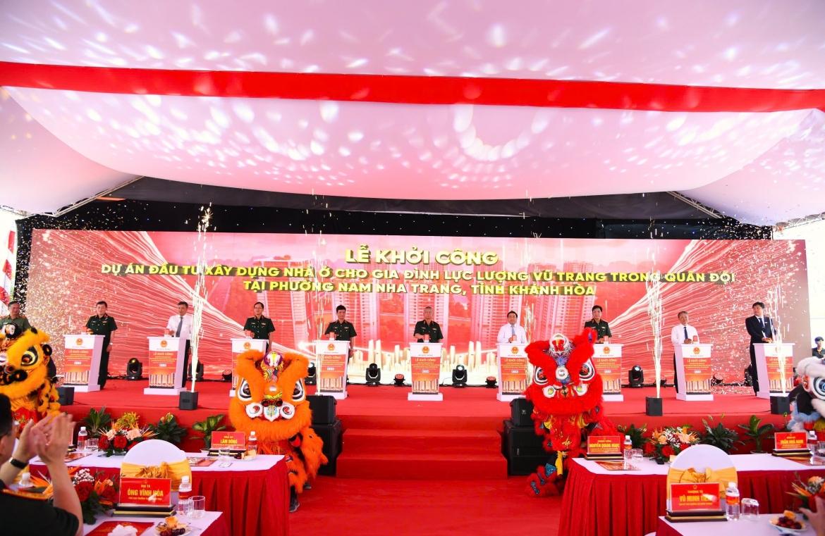 Các đại biểu thực hiện nghi thức khởi công