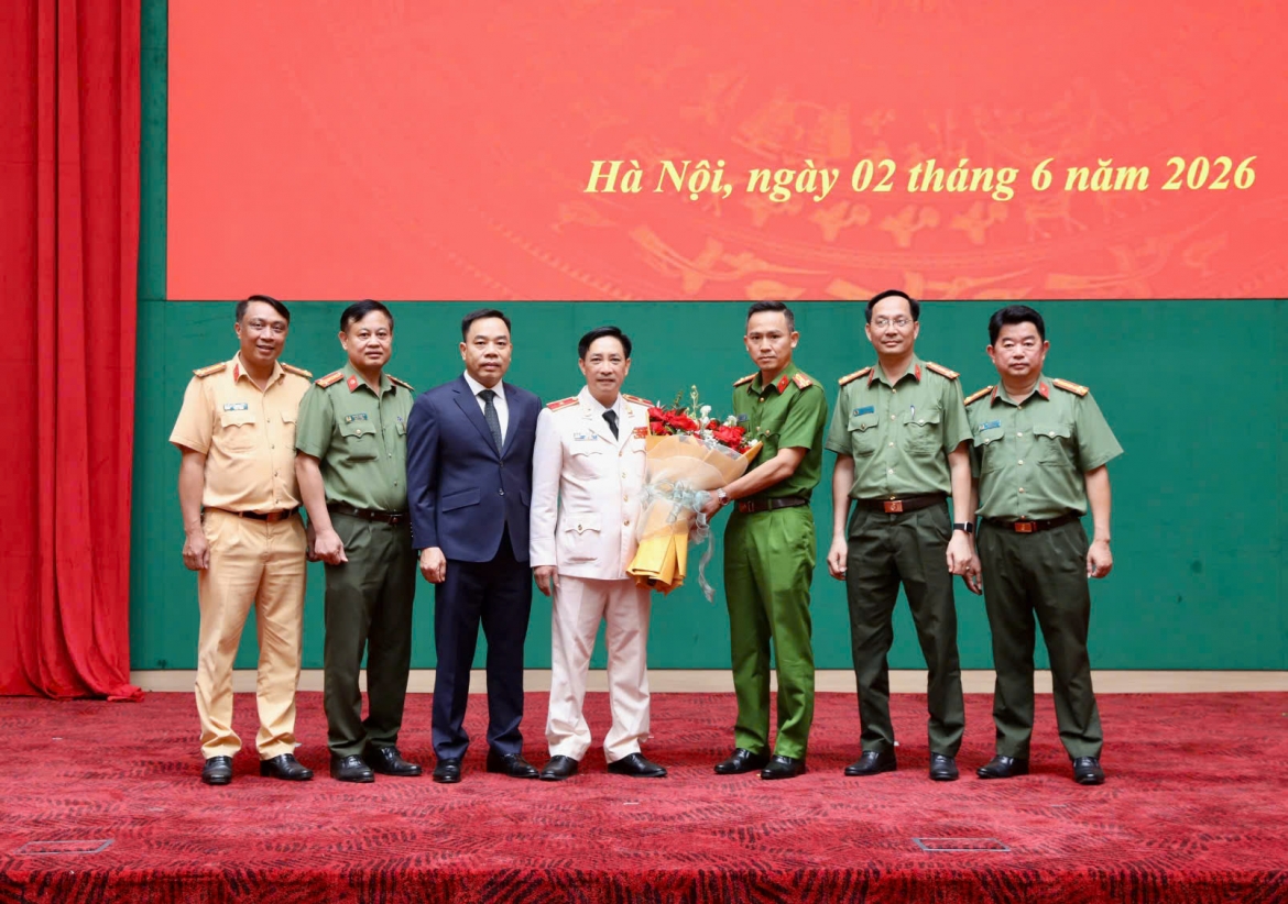 2_ban_giam_doc_va_dai_dien_lanh_dao_cac_phong_nghiep_vu_cong_an_tinh_son_la_chuc_mung_thieu_tuong_nguyen_minh_tuan_20260604143649.jpg