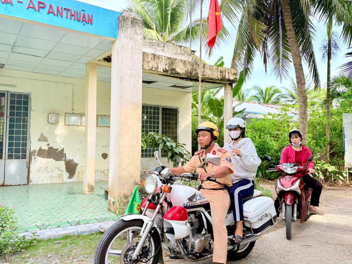 Cảnh sát giao thông- công an tỉnh Vĩnh Long hỗ trợ thí sinh đến phòng thi kịp lúc.jpg