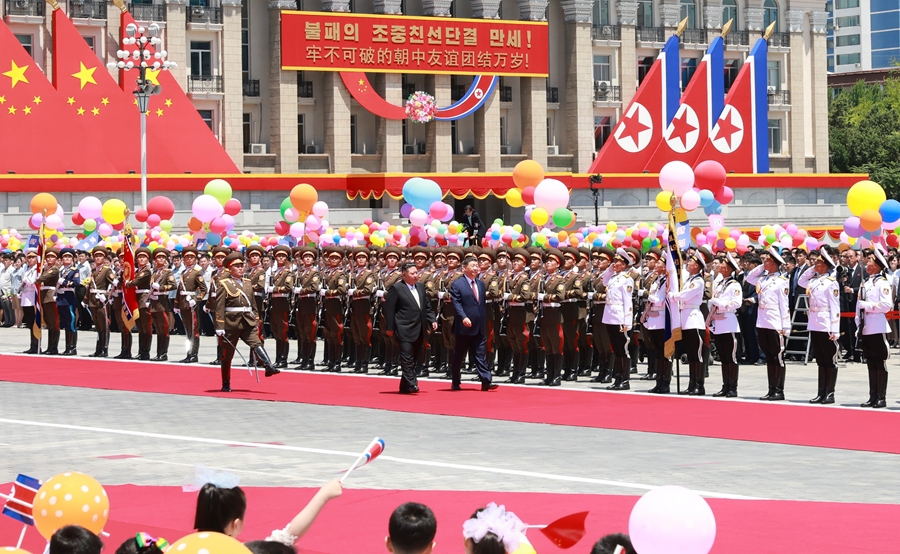 Lãnh đạo Trung Quốc và Triều Tiên duyệt đội danh dự trong sự chào đón của người dân Triều Tiên sáng ngày 8_6_2026. Ảnh_ Tân Hoa xã.jpg