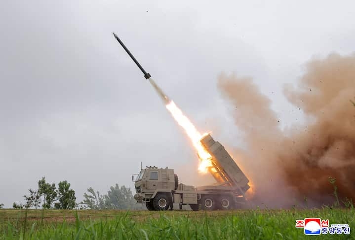 Một vụ thử pháo phản lực phóng loạt của Triều Tiên.    ẢNh KCNA (1).jpg