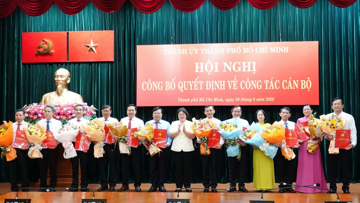 Phó Bí thư Thành ủy TP.HCM Văn Thị Bạch Tuyết trao quyết định (ảnh_ S.Đ) (1).jpg