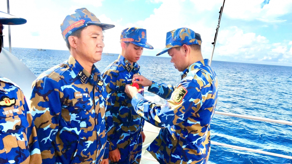 anh_4_thuong_ta_le_duc_thanh_lu_doan_truong_trao_hoa_ban_gioi_cho_kip_ban_tren_tau_383_lu_doan_167.jpg