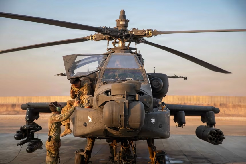 Thành viên tổ lái kiểm tra trước chuyến bay đối với trực thăng tấn công AH-64 Apache tại khu vực thuộc trách nhiệm của Bộ Tư lệnh Trung tâm Mỹ (CENTCOM), ngày 5/11/2025. Ảnh: Lục quân Mỹ