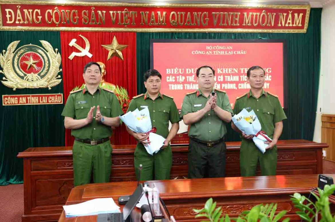 ban_giam_doc_cong_an_tinh_lai_chau_bieu_duong_cac_tap_the_trong_dau_tranh_chuyen_an.jpg