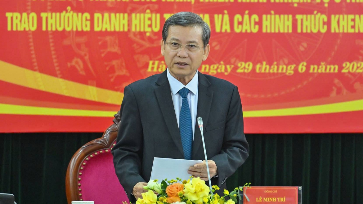 ban_noi_chinh_trung_uong_so_ket_6_thang_1.jpg