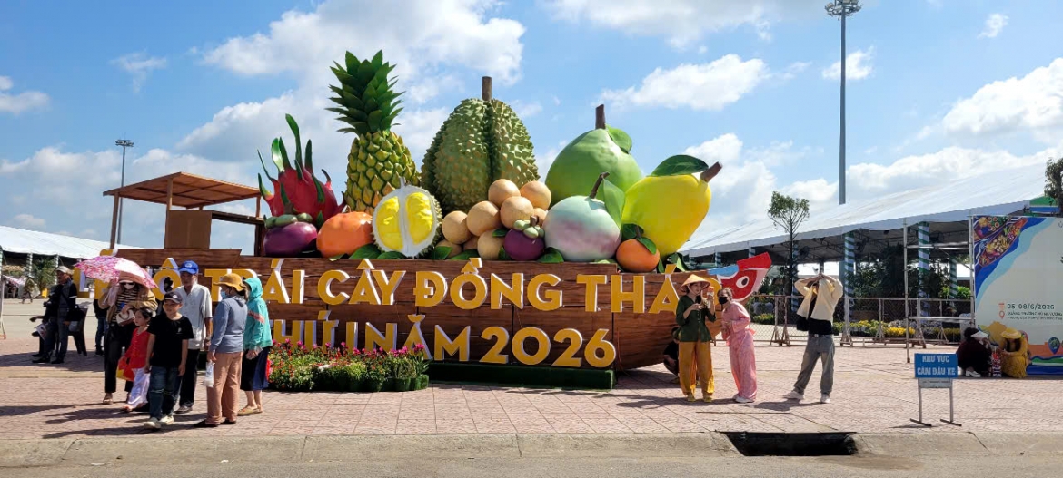 bieu_tuong_chiec_thuyen_cho_day_ap_trai_cay.jpg