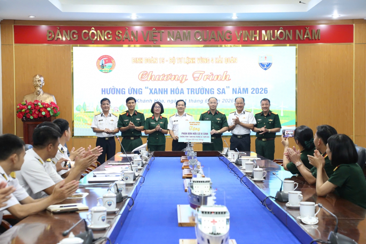 binh_doan_20_trao_tang_50_tan_phan_bon_gop_suc_xanh_hoa_truong_sa.jpg