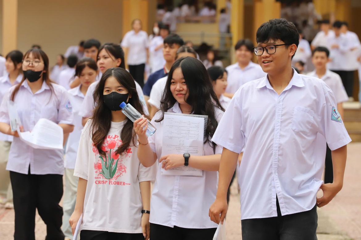buoi_chieu_mon_toan_tinh_son_la_vang_115_thi_sinh_gom_29_truong_hop_duoc_mien_thi_5_truong_hop_om_va_81_thi_sinh_bo_thi.jpg