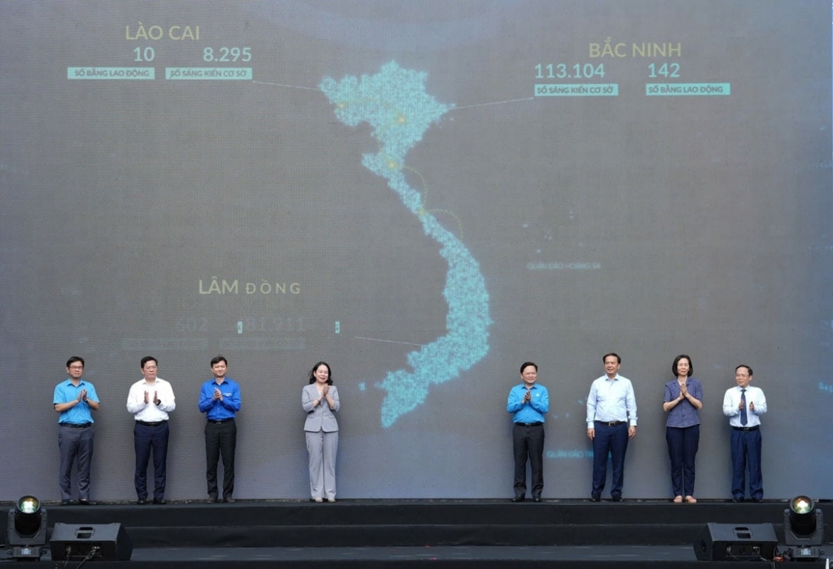 cac_dai_bieu_thuc_hien_nghi_thuc_phat_dong_phong_trao_thi_dua_lao_dong_gioi_nang_suat_cao_thu_nhap_tot.jpg