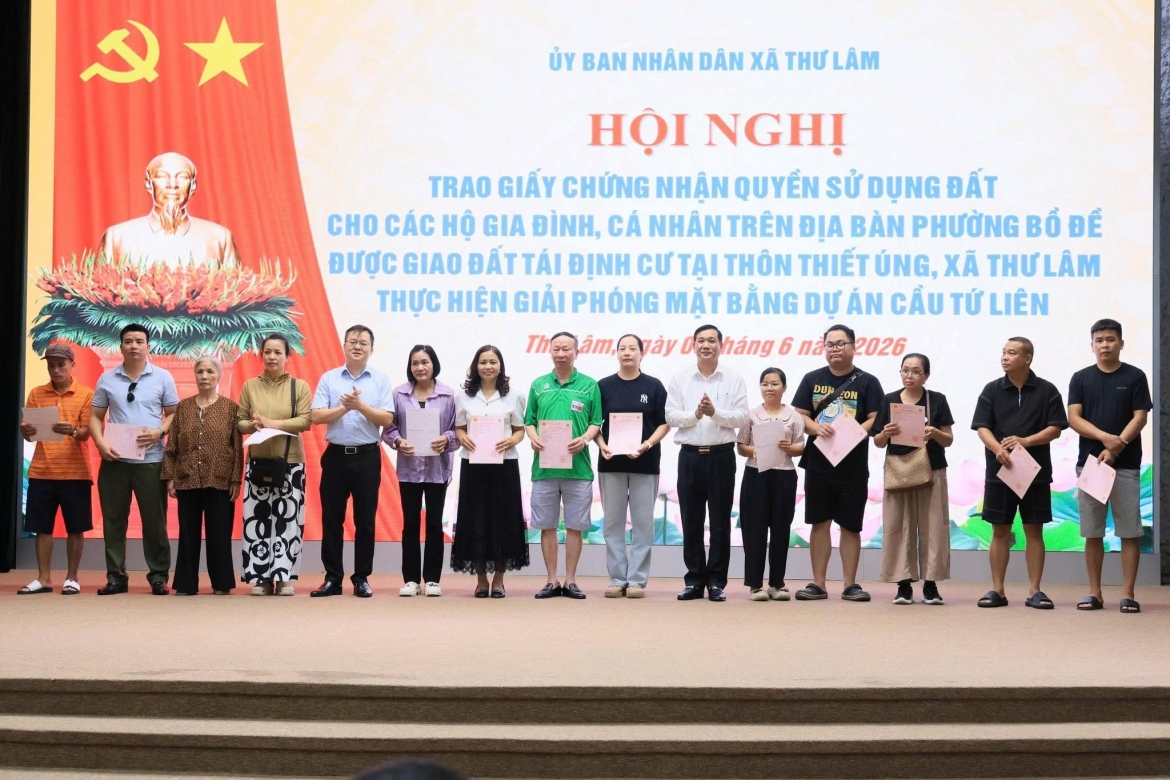 cac_ho_dan_duoc_nhan_giay_chung_nhan_qsd_dat_1.jpg