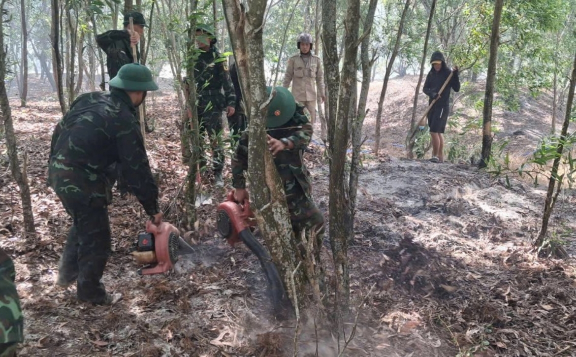 cac_luc_luong_xoi_lop_thuc_bi_len_de_dap_lua_chay_am_i_ben_duoi.jpg