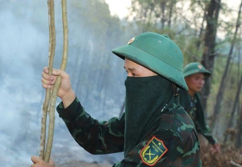 can_bo_chien_si_trung_doan_762_bo_chi_huy_quan_su_tinh_no_luc_dap_tat_dam_chay2.jpg