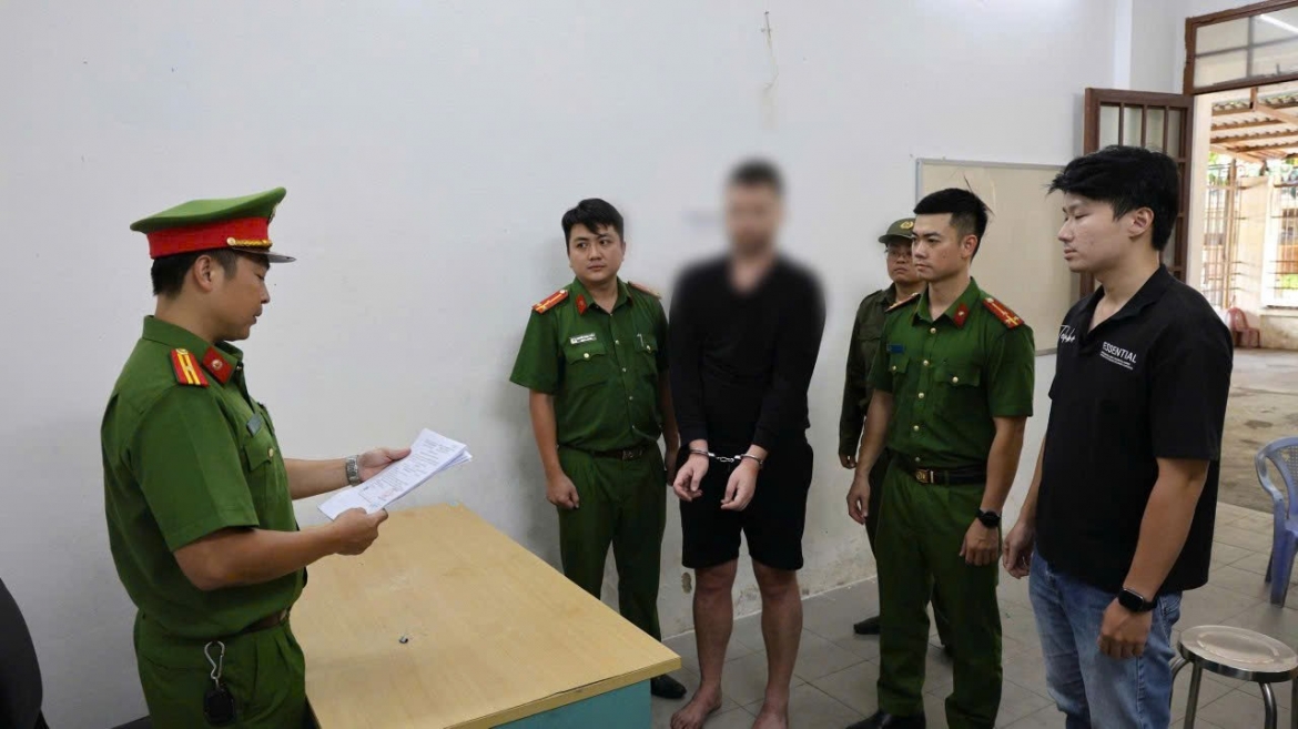 co_quan_chuc_nang_khoi_to_nguoi_nuoc_ngoai_dap_pha_quan_ca_phe_o_trung_tamthanh_pho_da_nang.jpg