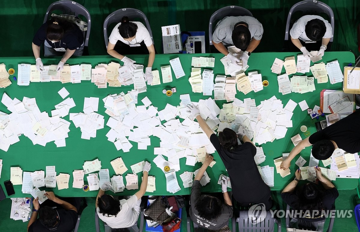 cong_tac_kiem_phieu_tai_bau_cu_dia_phuong_thong_nhat_cua_han_quoc_dang_di_vao_giai_doan_chot_anh_yonhap_20260604095948.jpg