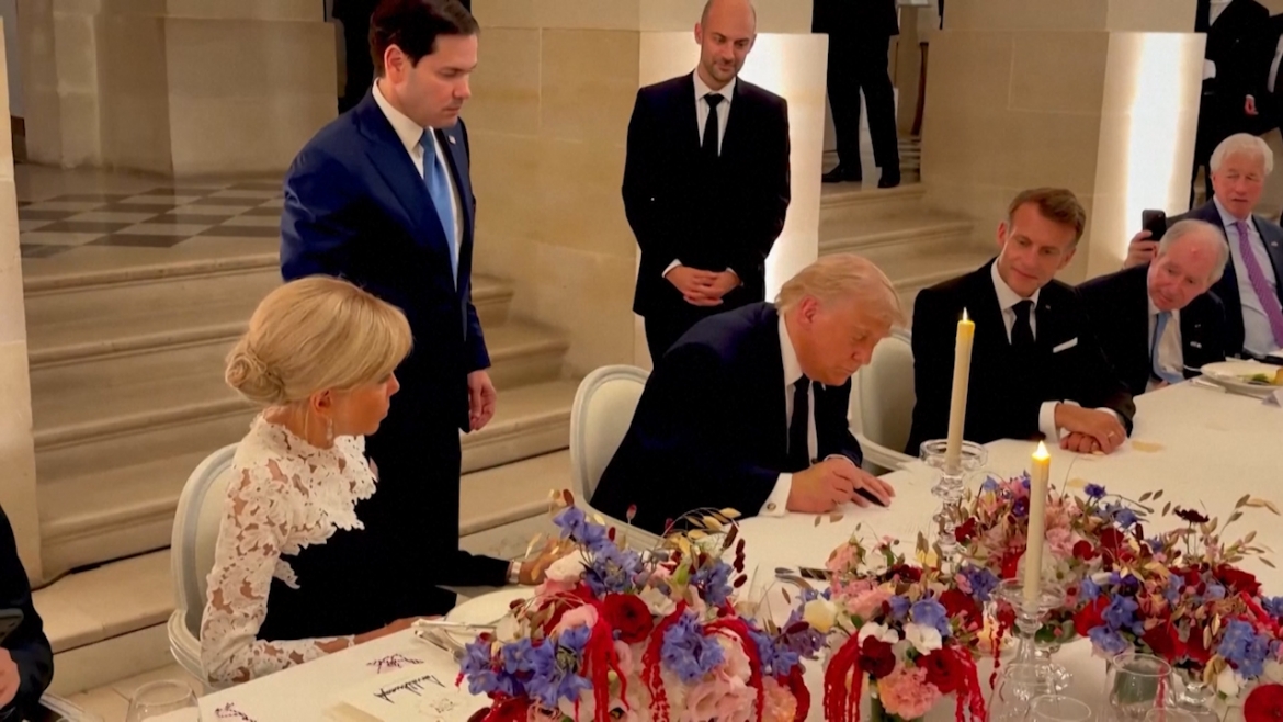Tổng thống Donald Trump ký bản cứng của thỏa thuận Mỹ - Iran tại Cung điện Versailles trong khuôn khổ chuyến thăm Pháp dự Hội nghị Thượng đỉnh G7, ngày 17/6/2026. Ảnh: Reuters