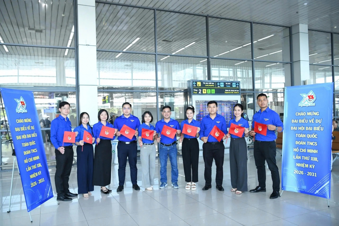 Các bạn trẻ đến sân bay Nội Bài đón các đại biểu về thủ đô tham dự đại hội