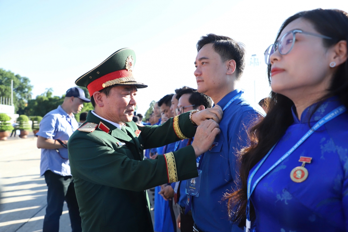 Thiếu tướng Phạm Văn Hiếu, Chính ủy Bộ Tư lệnh Lăng Chủ tịch Hồ Chí Minh, trao tặng Huy hiệu Bác Hồ cho các thành viên Ban Bí thư Trung ương Đoàn