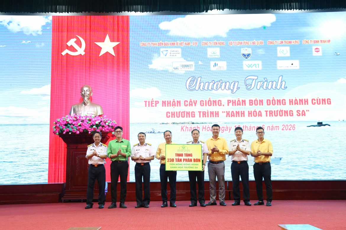dai_dien_doanh_nghiep_trao_bang_tuong_trung_ho_tro_phan_bon_dong_hanh_chuong_trinh_xanh_hoa_truong_sa.jpg