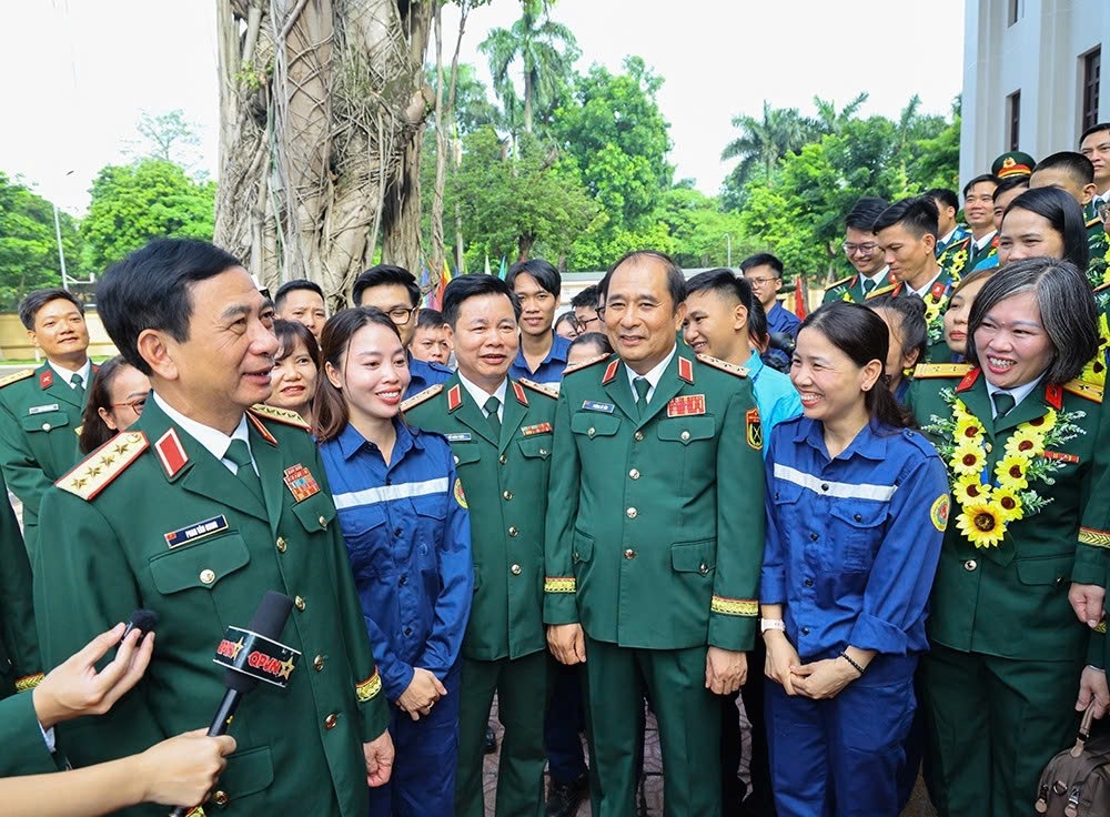 dai_tuong_phan_van_giang_du_le_tong_ket_trao_giai_thuong_lao_dong_sang_tao_trong_cong_doan_quan_doi_1.jpg