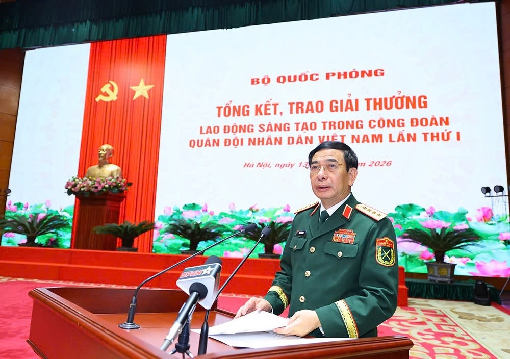 dai_tuong_phan_van_giang_du_le_tong_ket_trao_giai_thuong_lao_dong_sang_tao_trong_cong_doan_quan_doi_2.jpg