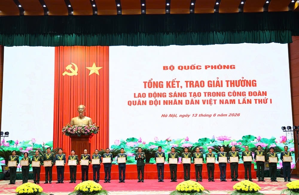 dai_tuong_phan_van_giang_du_le_tong_ket_trao_giai_thuong_lao_dong_sang_tao_trong_cong_doan_quan_doi_7.jpg