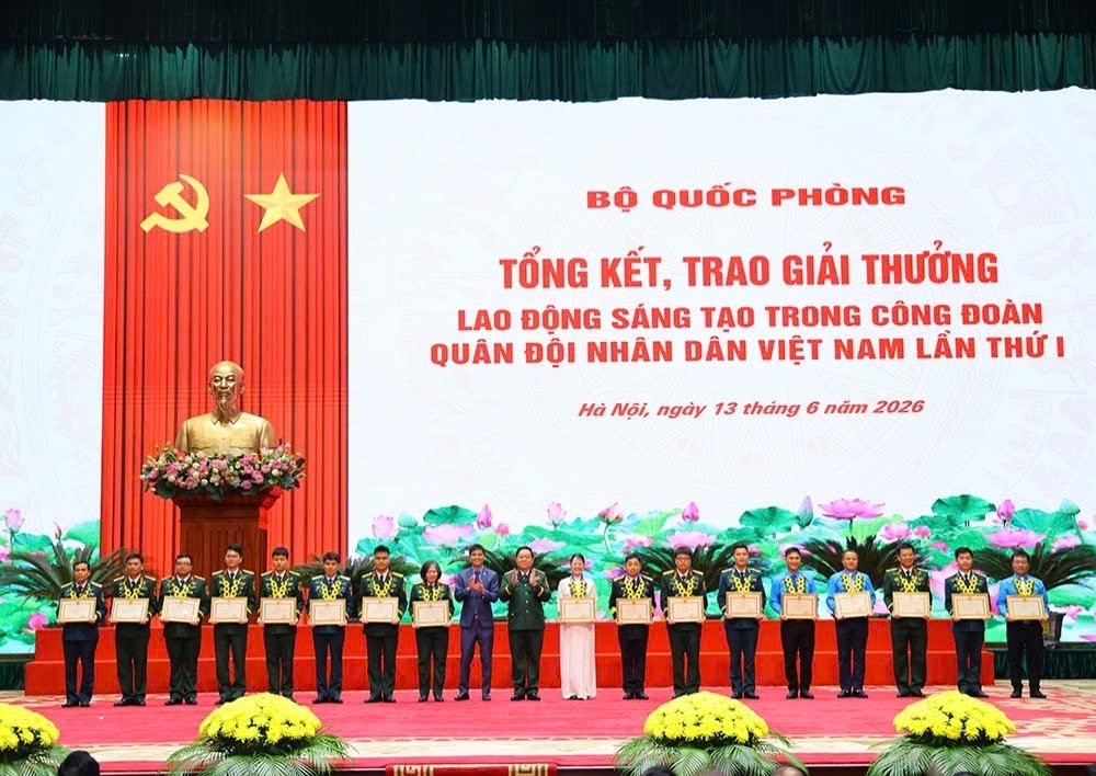 dai_tuong_phan_van_giang_du_le_tong_ket_trao_giai_thuong_lao_dong_sang_tao_trong_cong_doan_quan_doi_8.jpg