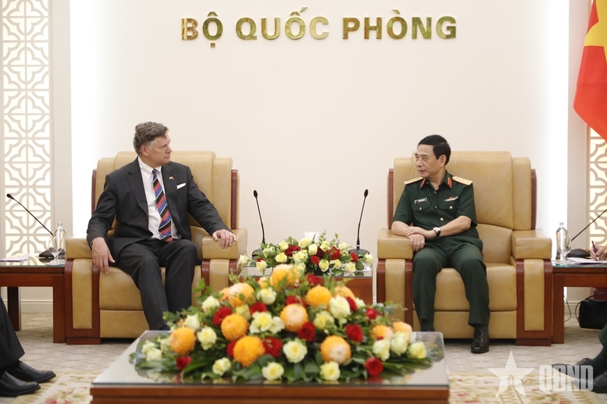 dai_tuong_phan_van_giang_tiep_pho_ngoai_truong_hoa_ky_christopher_landau.jpg