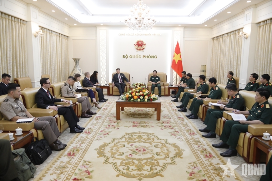 dai_tuong_phan_van_giang_tiep_pho_ngoai_truong_hoa_ky_christopher_landau_1.jpg