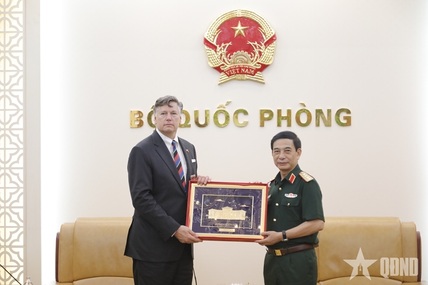 dai_tuong_phan_van_giang_tiep_pho_ngoai_truong_hoa_ky_christopher_landau_2.jpg