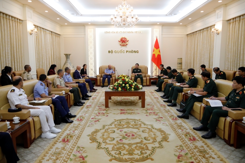 dai_tuong_phan_van_giang_tiep_thu_truong_bo_quoc_phong_cac_tieu_vuong_quoc_a-rap_thong_nhat_1.jpg