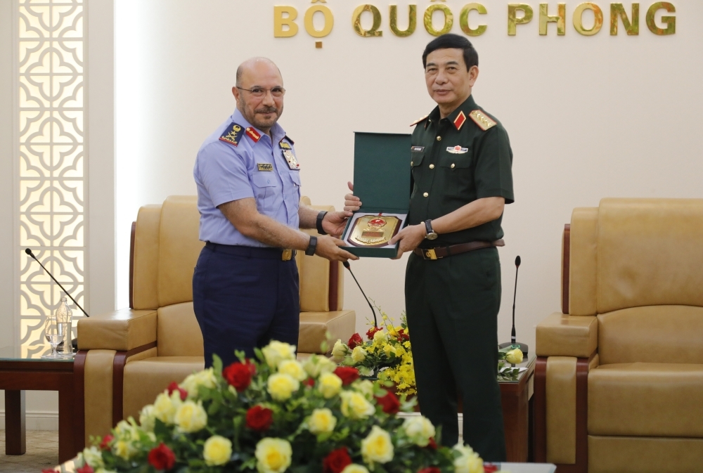 dai_tuong_phan_van_giang_tiep_thu_truong_bo_quoc_phong_cac_tieu_vuong_quoc_a-rap_thong_nhat_2.jpg