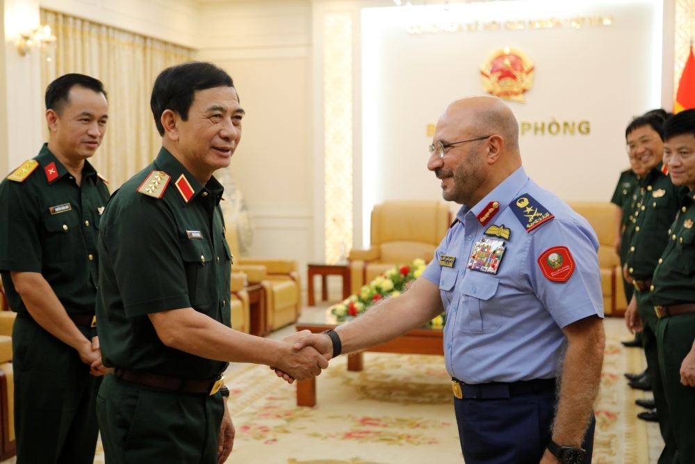 dai_tuong_phan_van_giang_tiep_thu_truong_bo_quoc_phong_uae.jpg