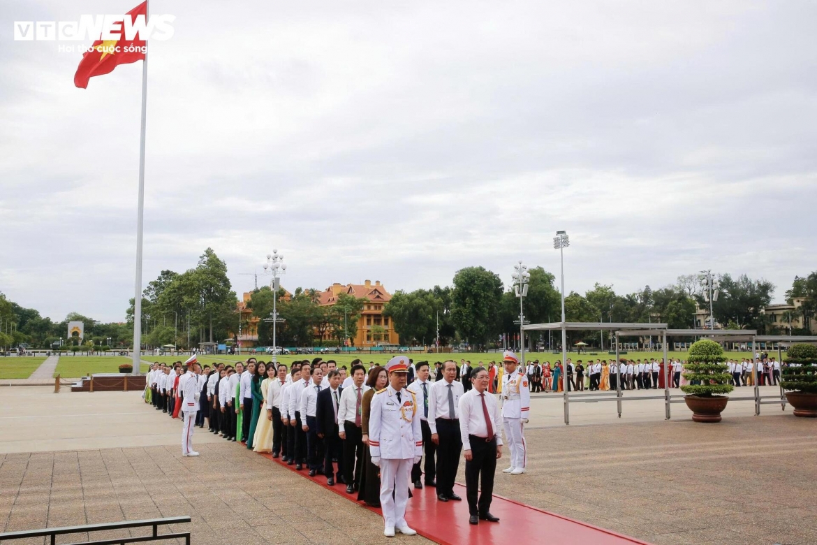 doan-dai-bieu-tham-du-dai-hoi-dai-bieu-hoi-nong-dan-vao-lang-vieng-chu-tich-ho-chi-minh-09102193.jpg
