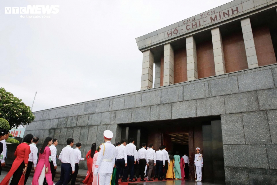 doan-dai-bieu-tham-du-dai-hoi-dai-bieu-hoi-nong-dan-vao-lang-vieng-chu-tich-ho-chi-minh-10-09132712.jpg