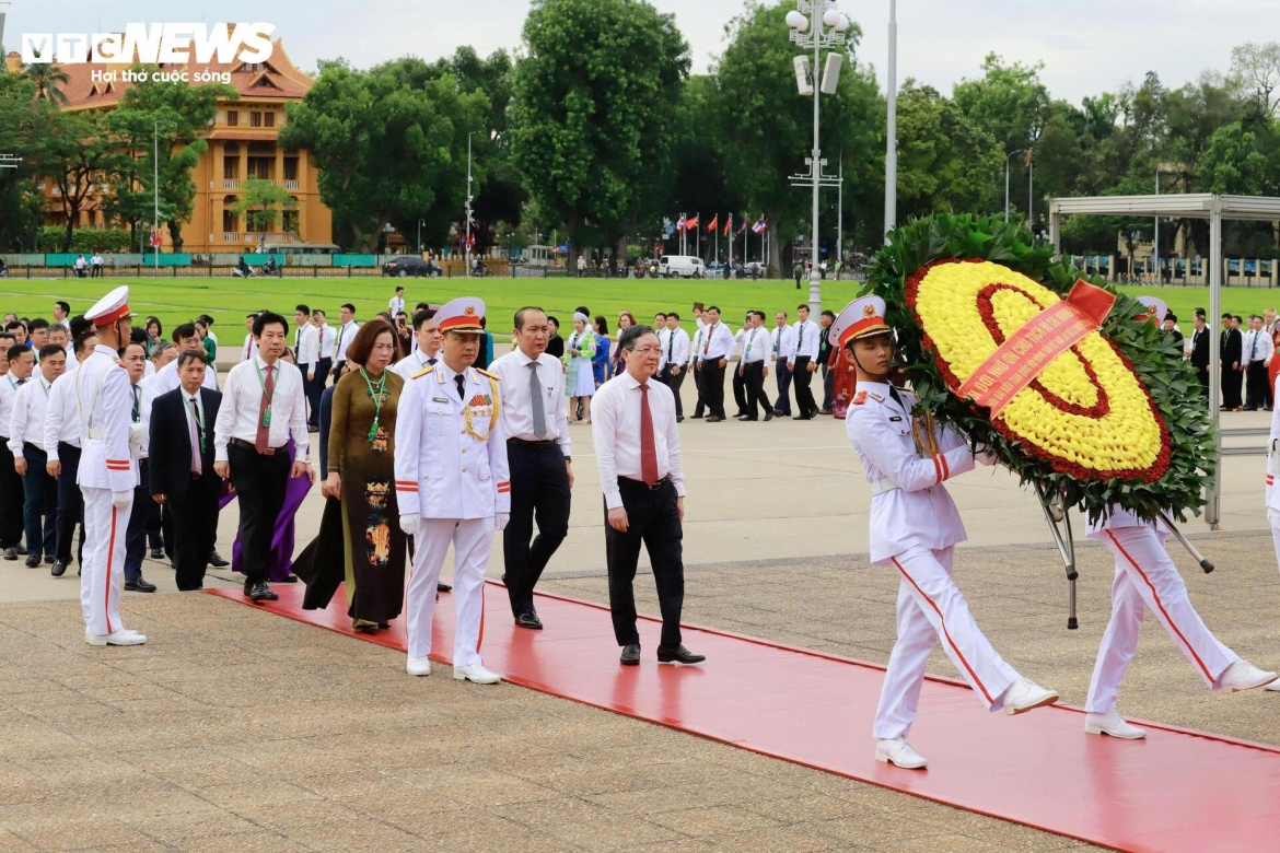 doan-dai-bieu-tham-du-dai-hoi-dai-bieu-hoi-nong-dan-vao-lang-vieng-chu-tich-ho-chi-minh-2-09104987.jpg