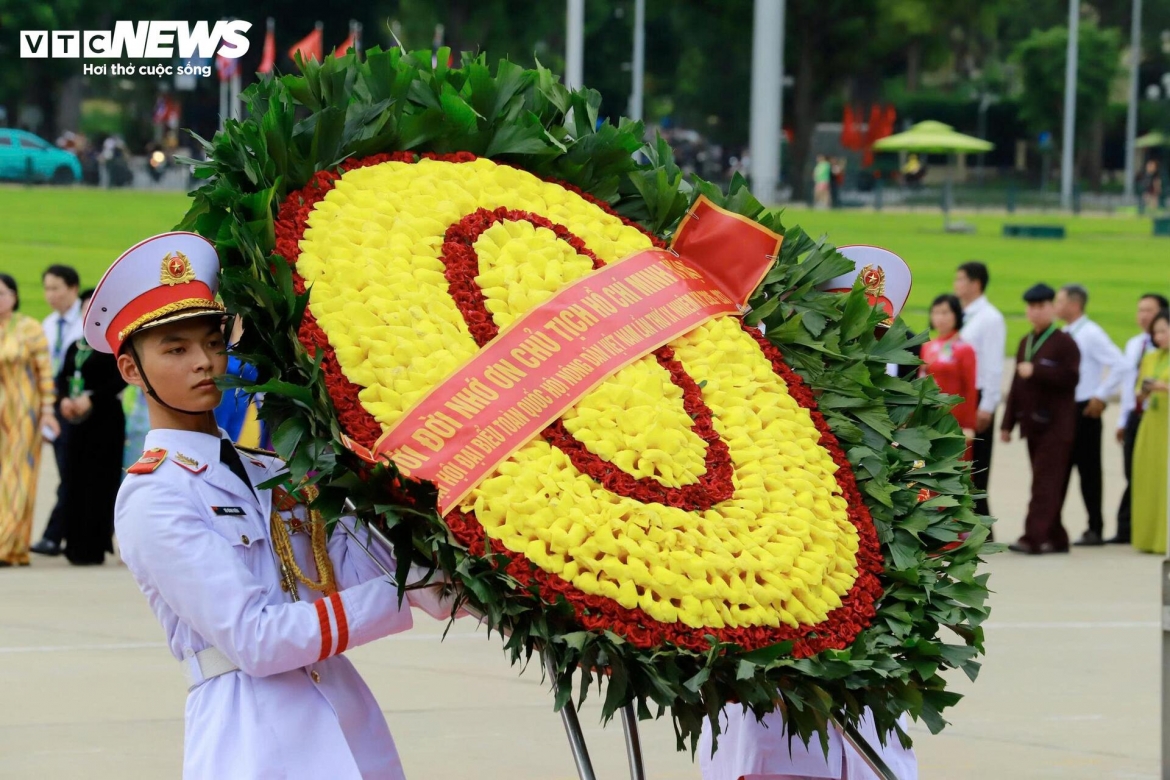 doan-dai-bieu-tham-du-dai-hoi-dai-bieu-hoi-nong-dan-vao-lang-vieng-chu-tich-ho-chi-minh-3-09110881.jpg