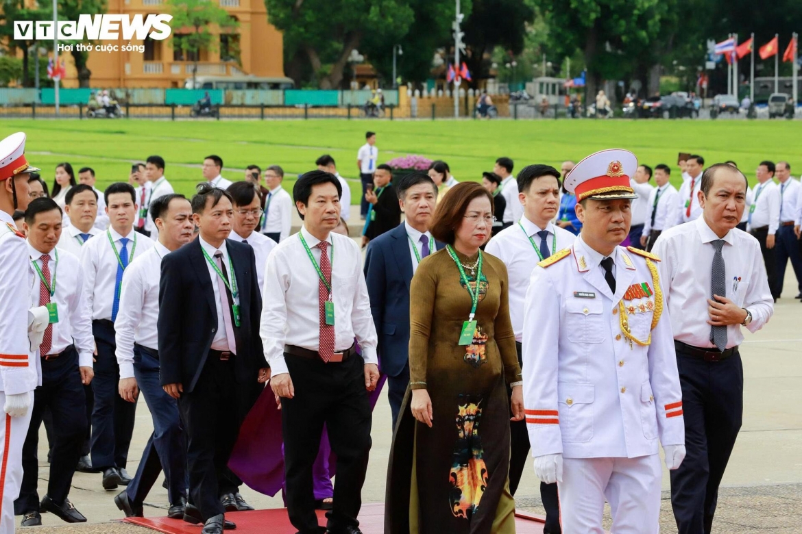 doan-dai-bieu-tham-du-dai-hoi-dai-bieu-hoi-nong-dan-vao-lang-vieng-chu-tich-ho-chi-minh-4-09113497.jpg