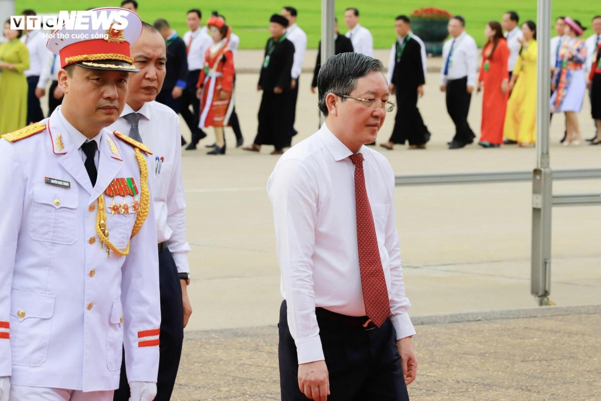 doan-dai-bieu-tham-du-dai-hoi-dai-bieu-hoi-nong-dan-vao-lang-vieng-chu-tich-ho-chi-minh-5-09120353.jpg
