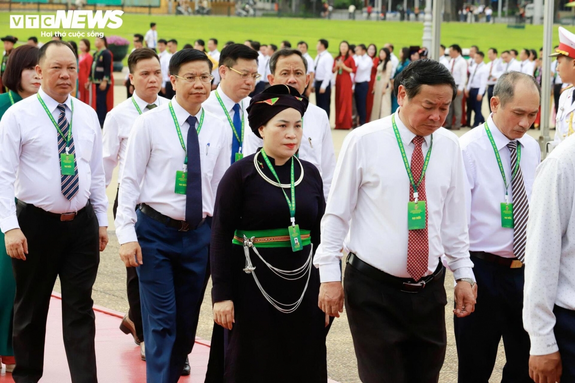 doan-dai-bieu-tham-du-dai-hoi-dai-bieu-hoi-nong-dan-vao-lang-vieng-chu-tich-ho-chi-minh-7-09124814.jpg