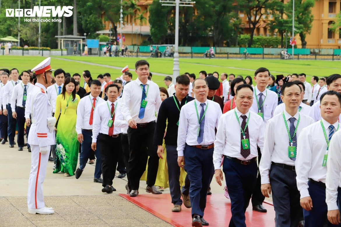 doan-dai-bieu-tham-du-dai-hoi-dai-bieu-hoi-nong-dan-vao-lang-vieng-chu-tich-ho-chi-minh-9-09131902.jpg