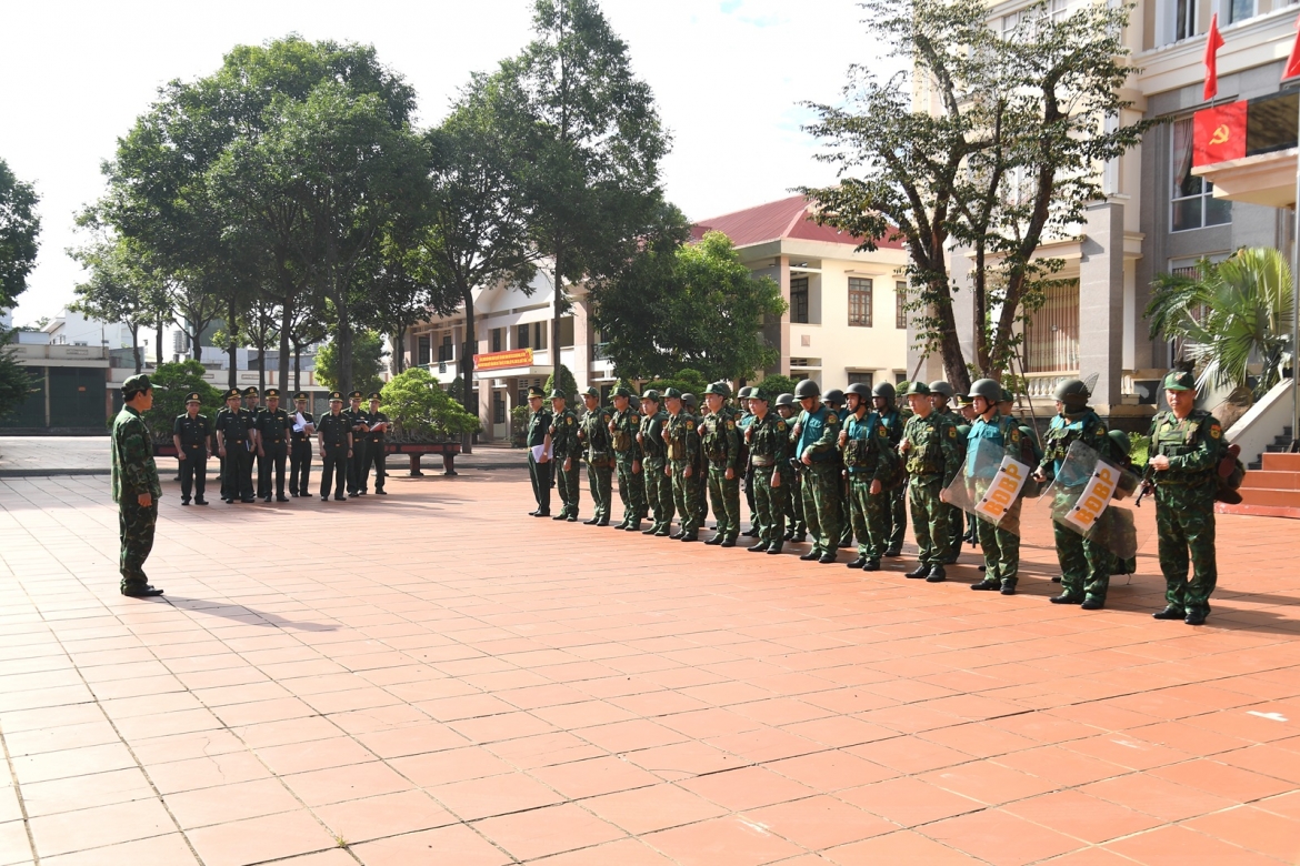 doan_cong_tac_bo_tu_lenh_bo_doi_bien_phong_kiem_tra_xu_ly_tot_tinh_huong_co_dong_luc_luong.jpeg